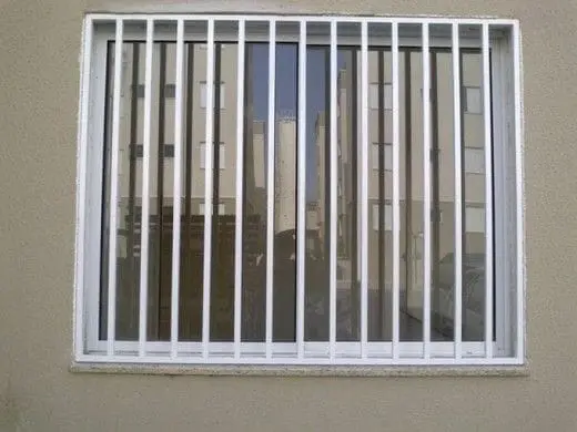 Grade metálica de proteção para janela