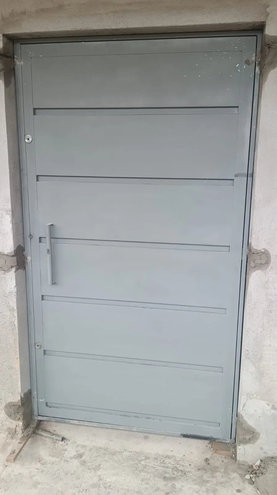 Portão social metálico branco instalado